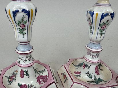 GIEN.
Paire de flambeaux en faïence polychrome...