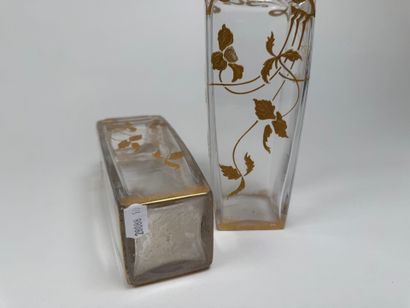 Paire de vases en cristal à décor rehaussé...