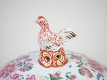 CHINE, XXe. 
Pot couvert en porcelaine polychrome...