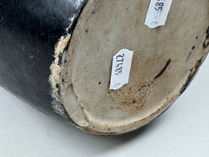 Vase en grès flammé à deux prises ajourées.
Marque...