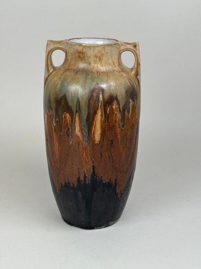 Vase en grès flammé à deux prises ajourées.
Marque...