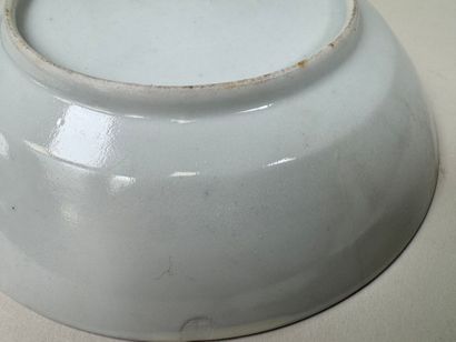 CHINE.
Petite coupelle creuse en porcelaine...