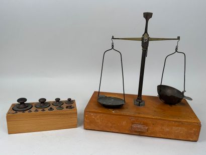 Balance trébuchet en bois et laiton ouvrant...