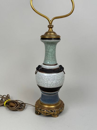 Lampe en céramique chinoise agrémentée d'une...