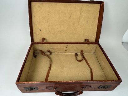 ENGLISH LEVER.
Petite valise en cuir brun.
14...