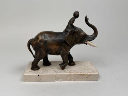 École, XXe.
Éléphant.
Sujet en régule patiné...