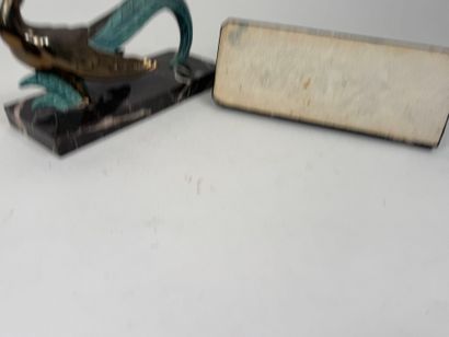 Paire de serre-livres en régule à double...