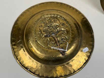 Petit plat à offrandes en cuivre à décor...