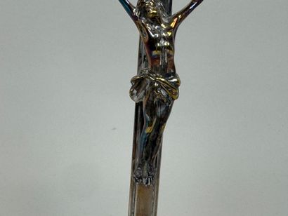 Crucifix en bronze argenté, le pied de forme...