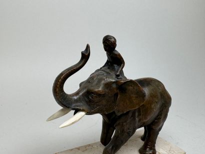 École, XXe.
Éléphant.
Sujet en régule patiné...