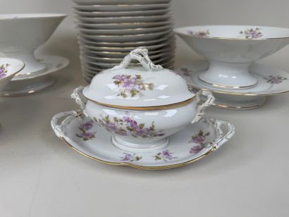Partie de service de table en porcelaine...