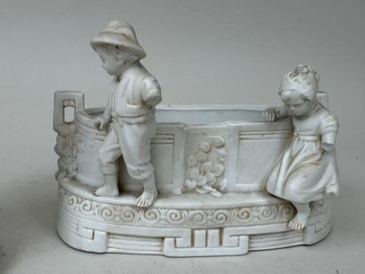 Deux sujets en biscuit à décor de chérubins,...