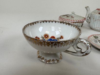 Lot comprenant :
- 6 pièces de dinette de...