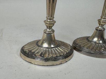 Paire de bougeoirs en métal argenté, le pied...