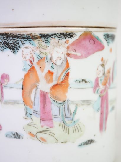 CHINE, XIXe.
Pot couvert en porcelaine polychrome...