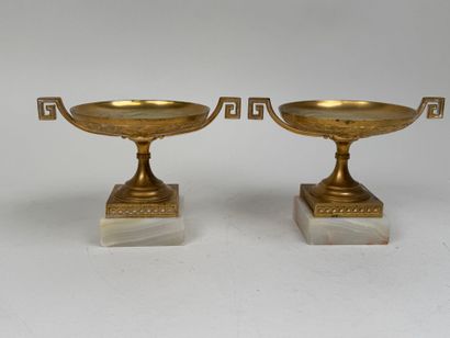 Paire de cassolettes en bronze doré et ciselé...