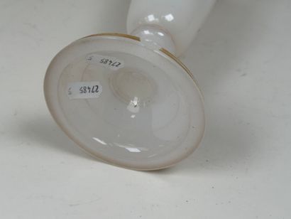 Vase sur pied en verre opalin à décor de...