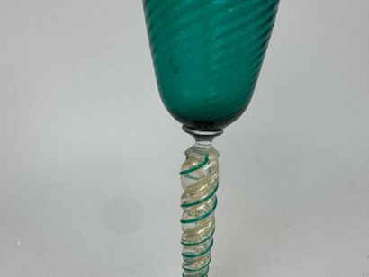 MURANO, XXe.
Grand verre sur pied en verre...