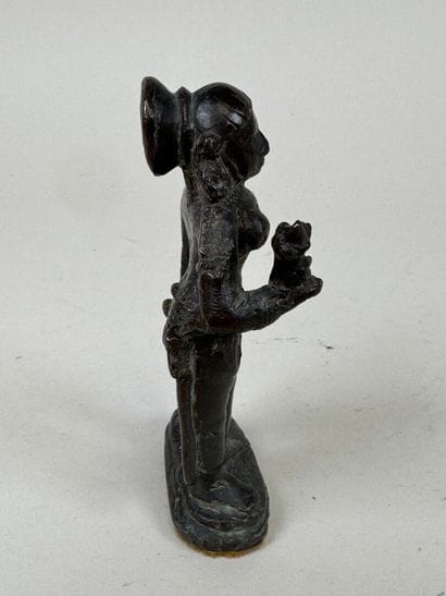 ASIE, XXe.
Femme debout.
Sujet en bronze...