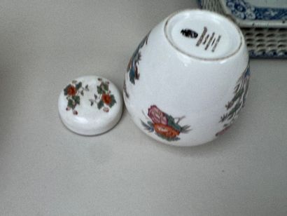Lot en porcelaine comprenant :
- ASIE, XXe.
Jardinière...