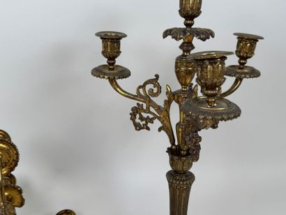 Paire de flambeaux en bronze doré et ciselé...