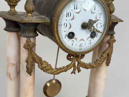 Pendule portique à colonnes détachées en...