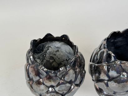 Paire de vases en résine à décor d'artichauts.
H....