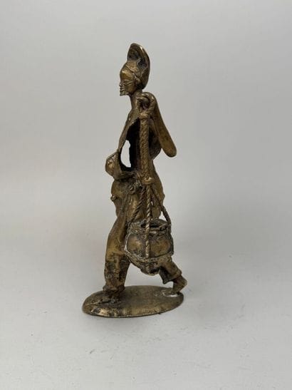 École, XXe.
Le porteur d'eau.
Sujet en bronze...