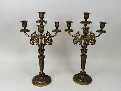 Paire de flambeaux en bronze doré et ciselé...