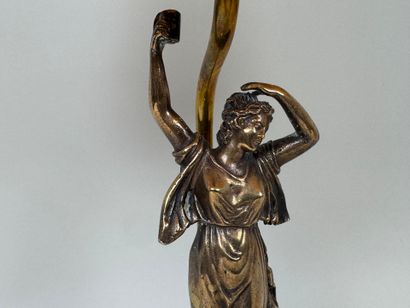 Lampe en métal argenté et bronze doré à décor...