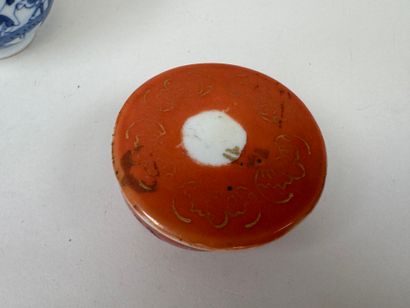 ASIE, XXe.
Lot en porcelaine polychrome comprenant...