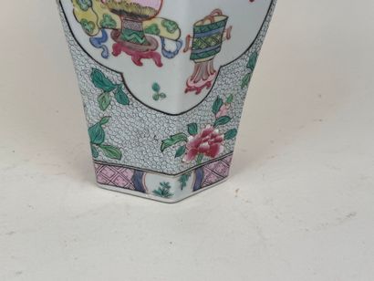 CHINE, XXe.
Pot couvert de forme hexagonale...