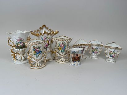 Collection de 8 vases de mariées en porcelaine...