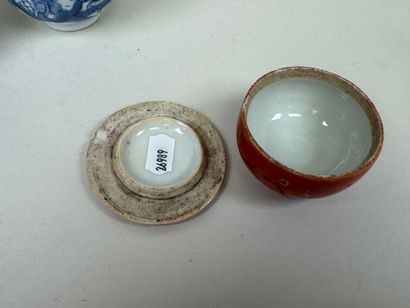 ASIE, XXe.
Lot en porcelaine polychrome comprenant...