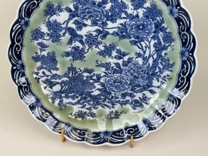 ASIE, XXe.
Grand plat polylobé en porcelaine...