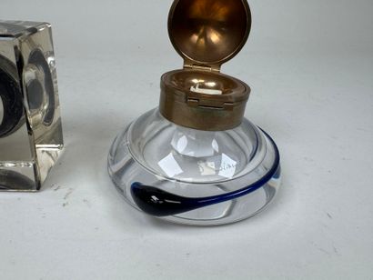 Trois encriers en cristal et verre dont :
-...