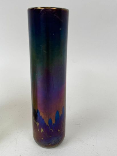 Lot comprenant :
- un pot en verre coloré...