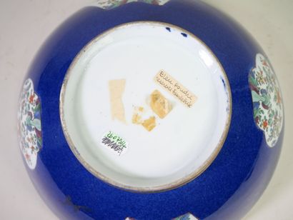 CHINE, XXe. 
Saladier en porcelaine bleue...
