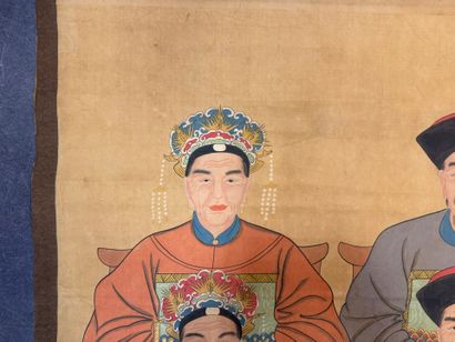 Trois dignitaires.
220 x 102 cm.
(taches,...