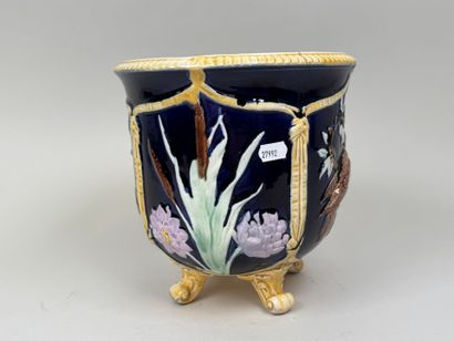Cache-pot en barbotine polychrome à décor...