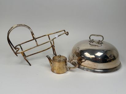 Lot en métal argenté :
- une cloche de service,...