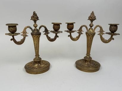 Paire de candélabres en bronze doré et ciselé...