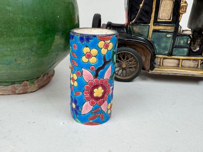 Lot comprenant :
- LONGWY.
Petit vase en...