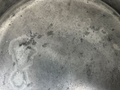 5 plats ou assiettes en étain.
Marquages...