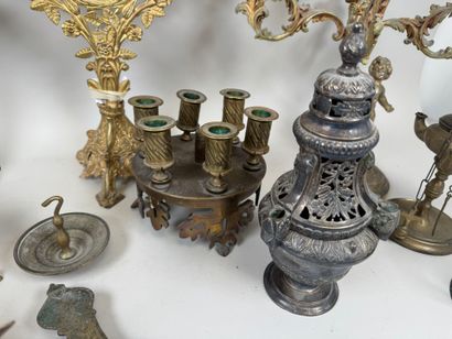 Ensemble de pièces en bronze, laiton et métal...