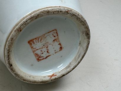 ASIE, XXe.
Vase en porcelaine polychrome...