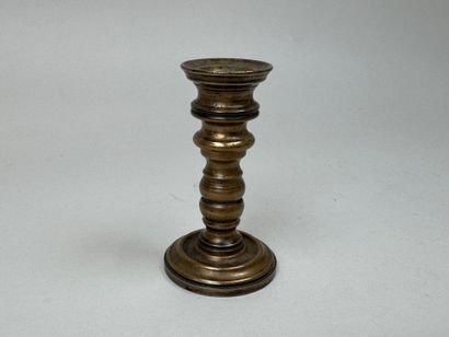 Petit bougeoir de bateau en bronze tourné.
H....