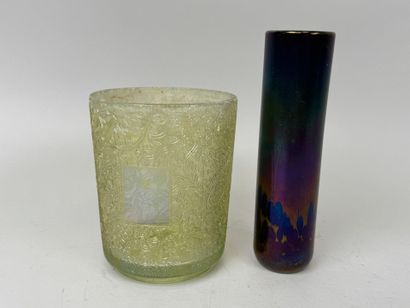 Lot comprenant :
- un pot en verre coloré...