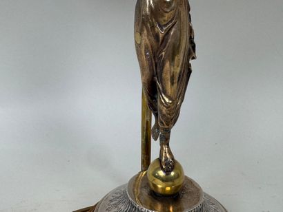 Lampe en métal argenté et bronze doré à décor...