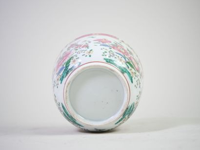 CHINE, XXe. 
Pot couvert en porcelaine polychrome...